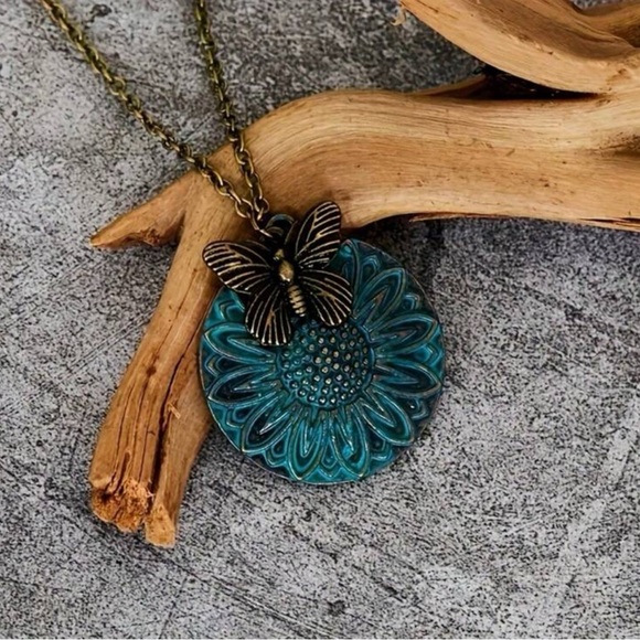 Vintage Style Butterfly Pendant Flower Necklace - Picture 3 of 6